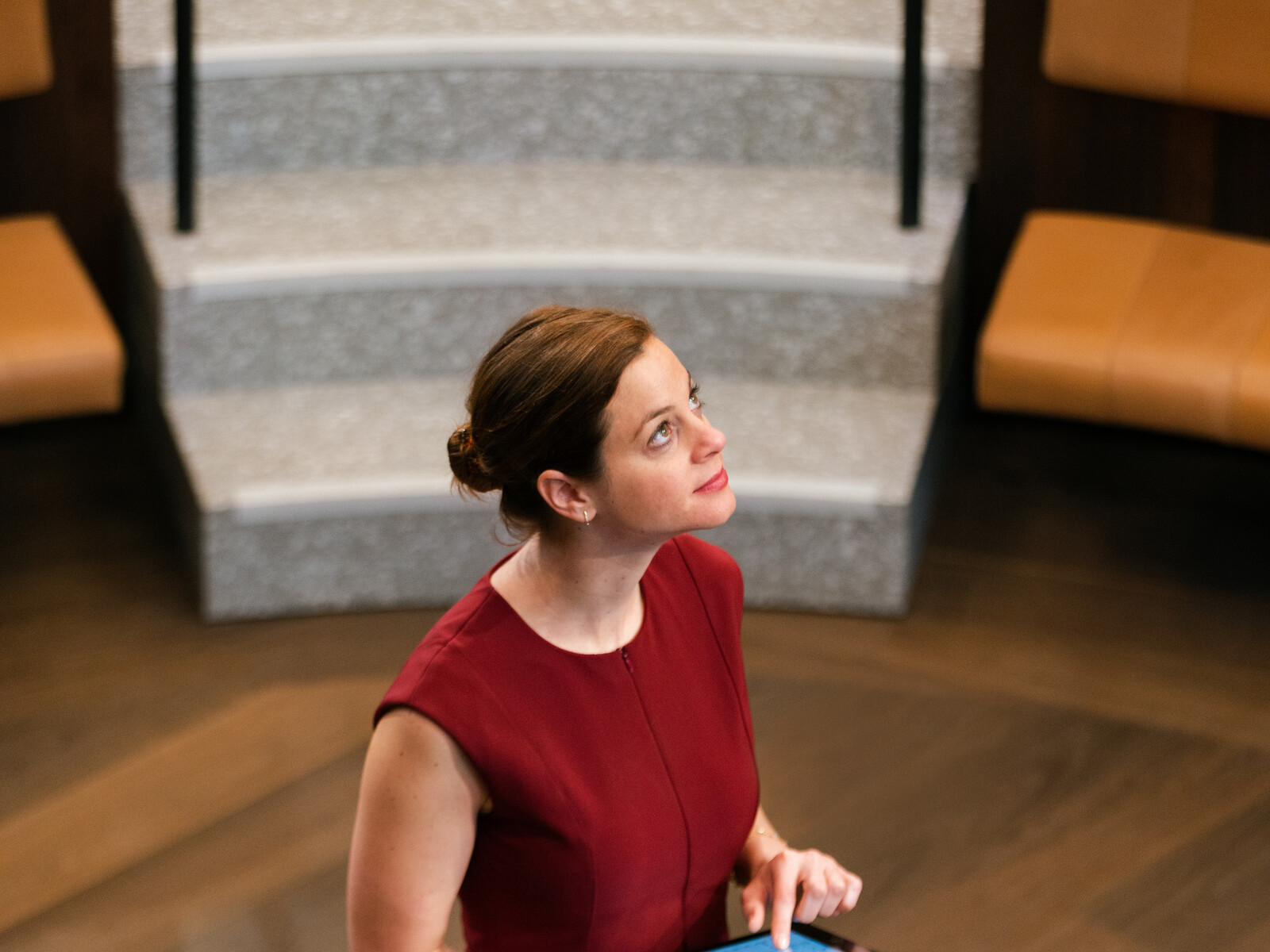 Frau mit einer Treppe im Hintergrund